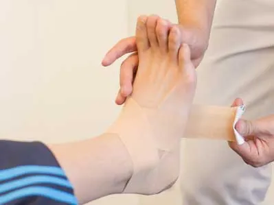 足首にテーピングを巻いている様子